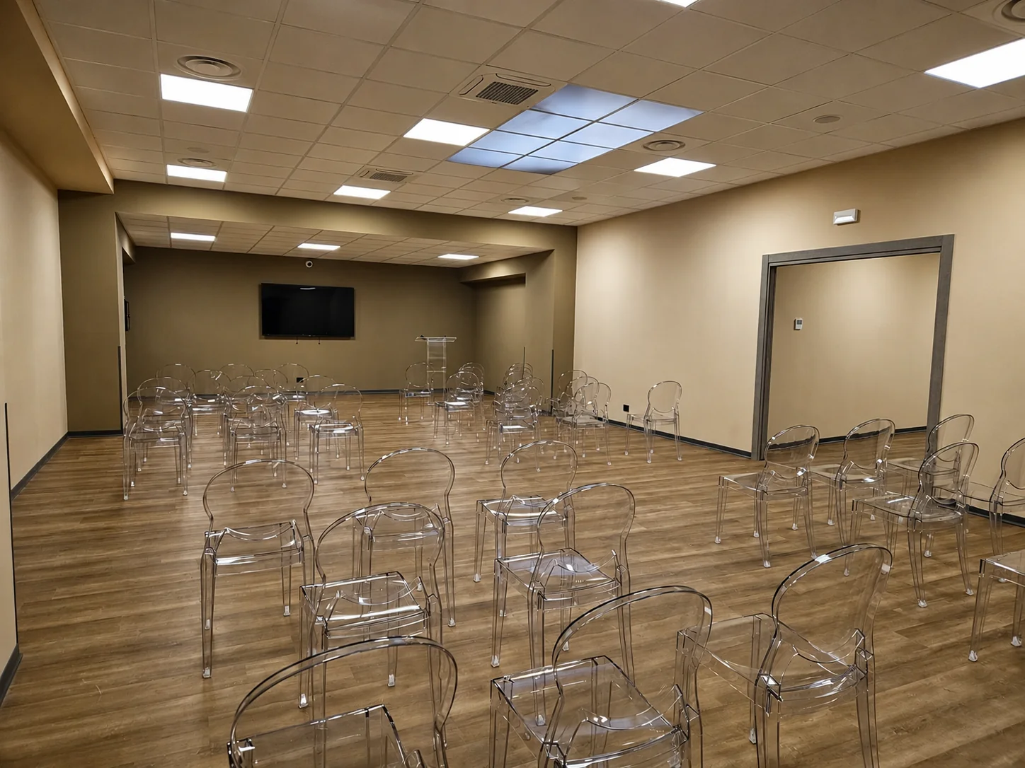Sala commiato della Casa Funeraria Memoria allestita con sedute per la cerimonia
